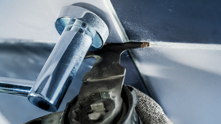 Oscillerende schaar voor het snijden door voegmateriaal tussen tegels.