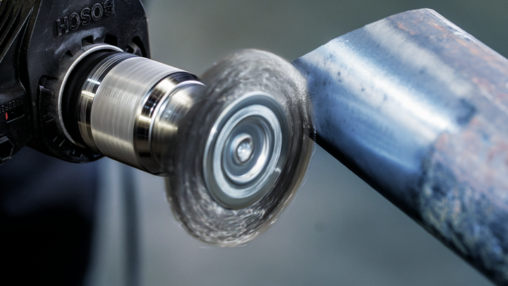 Roterende borstel voor het polijsten van een metalen pijpoppervlak.