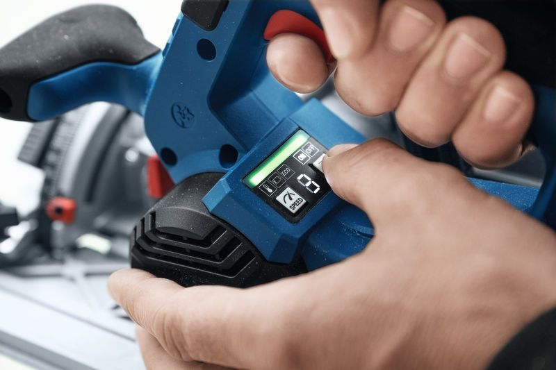 Persoon die het bedieningspaneel op een blauw elektrisch gereedschap aanpast.