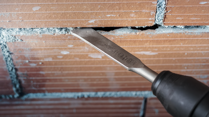 Beitelhulpstuk voor het verwijderen van mortel uit de voeg van metselwerk.