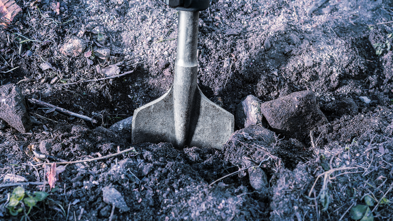 Platte beitel voor het breken van harde grond buitenshuis.