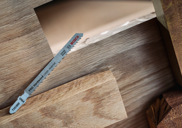 Decoupeerzaagblad geplaatst in een nauwkeurig gesneden houten plank.