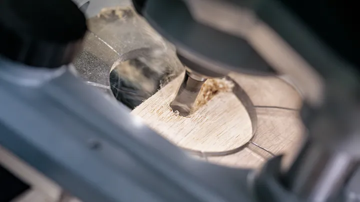 Boor een precieze cirkelvormige snede in een houten plank.