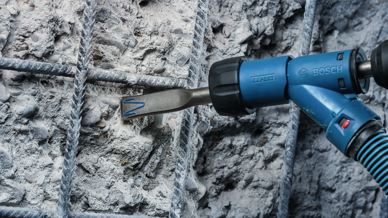 Elektrisch gereedschap om beton tussen metalen wapeningsstaven te breken.