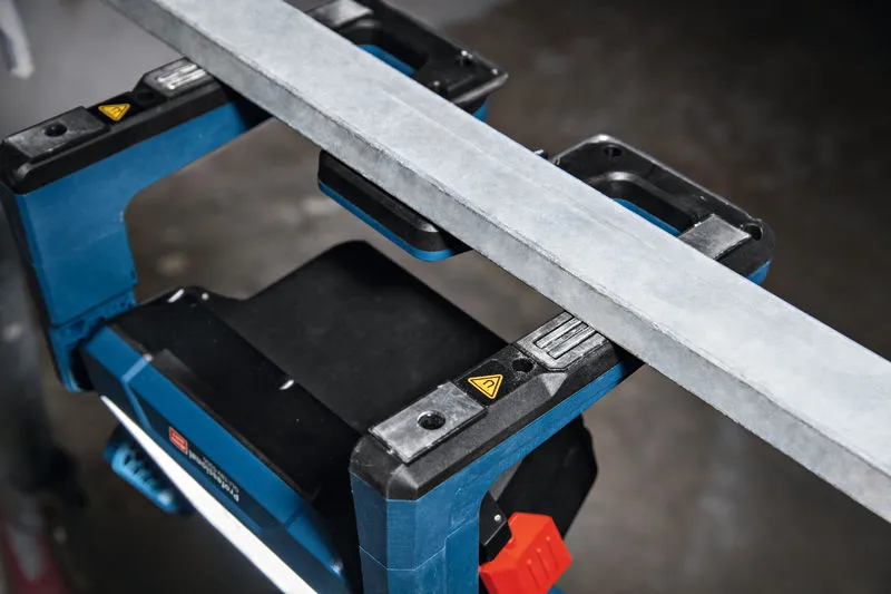 Draadloze bouwlamp verlicht de werkplek onder een metalen balk.