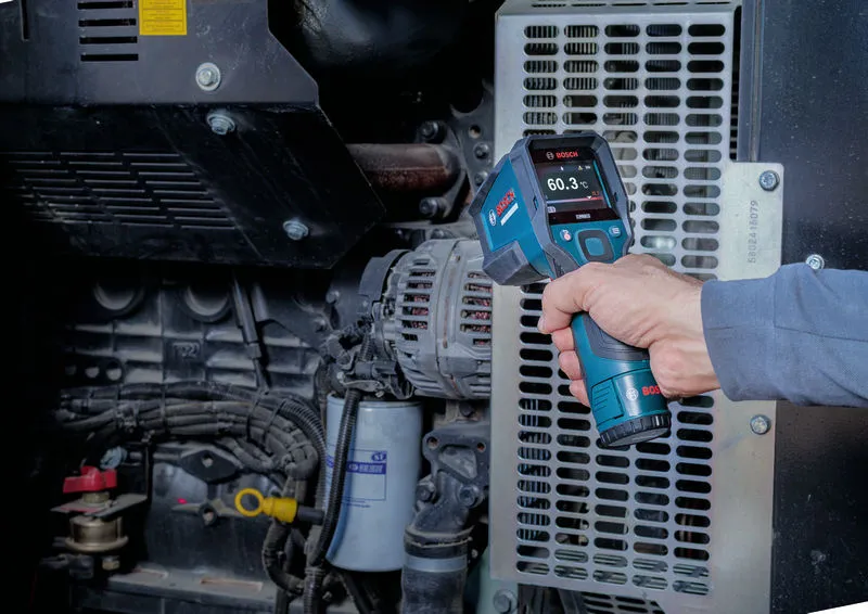 Persoon die een thermodetector gebruikt om de temperatuur van industriële machines te meten.