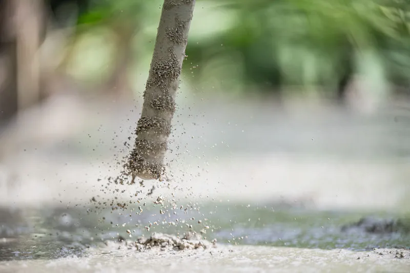 Een betonvibrator verwijdert luchtbellen uit vers gestort cement.