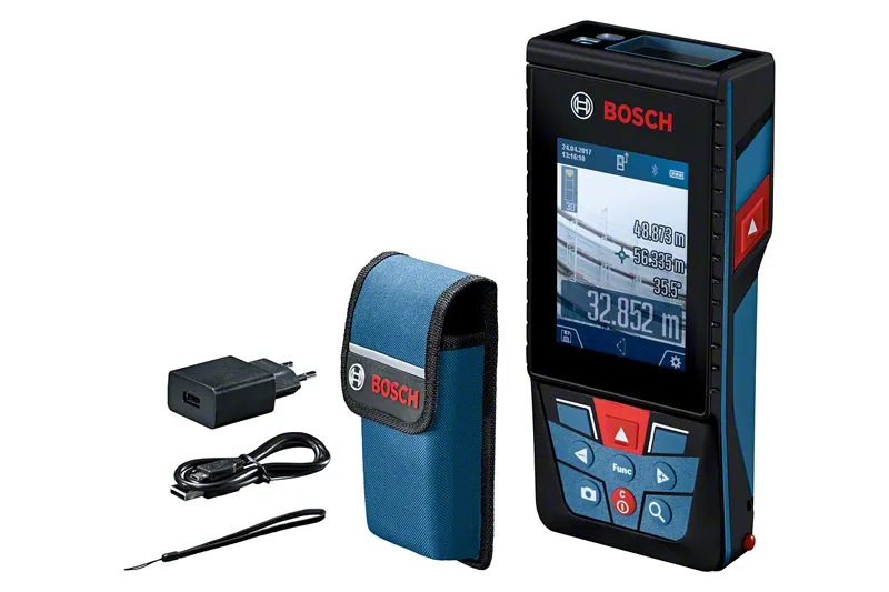 Лазерен измервателен уред Bosch GLM 120 C с дисплей и аксесоари.
