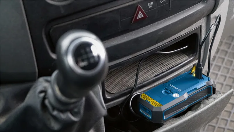 Зареждане на батерия в автомобилна конзола чрез USB кабел.