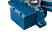 Кутия за прах от триони Bosch GCM 254, прикрепя се за по-чисто рязане.