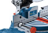 Контурен трион Bosch GCM 254 със скала за измерване на ъгли.