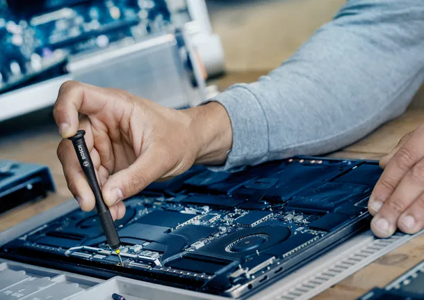 Отвертка Bosch Pro, използвана за ремонт на лаптопи.