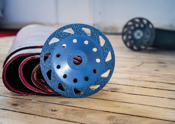 Шлайфмашина Bosch Expert Carbide за шлайфане на подове.