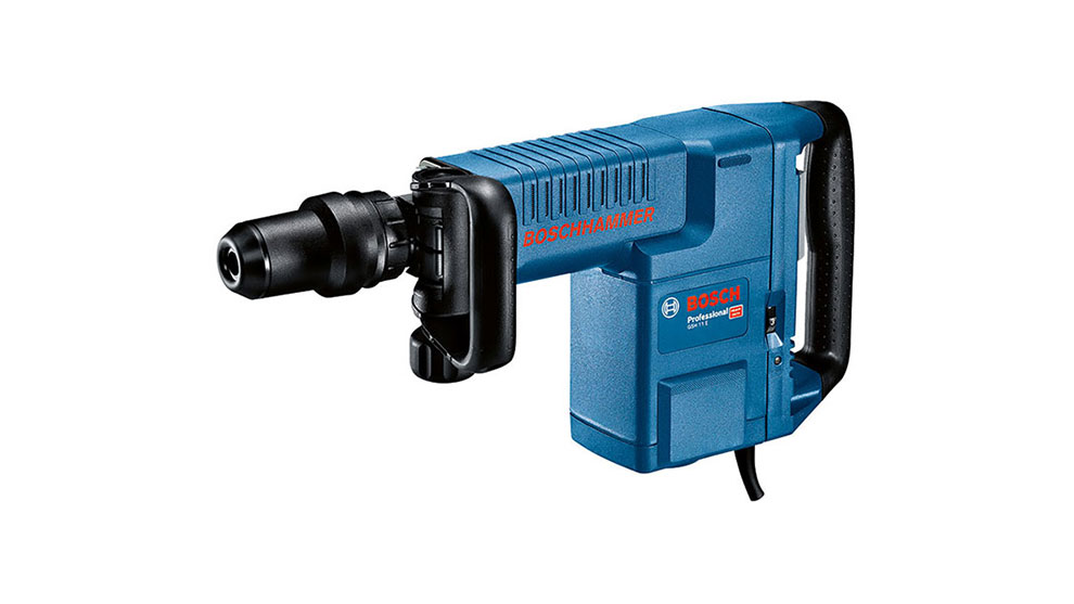 Синя перфоратор Bosch Professional на бял фон, с черен накрайник.