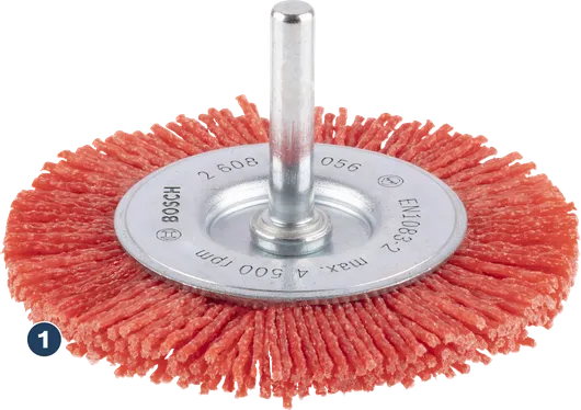 Escova de disco abrasiva Bosch para limpeza e preparação de superfícies.