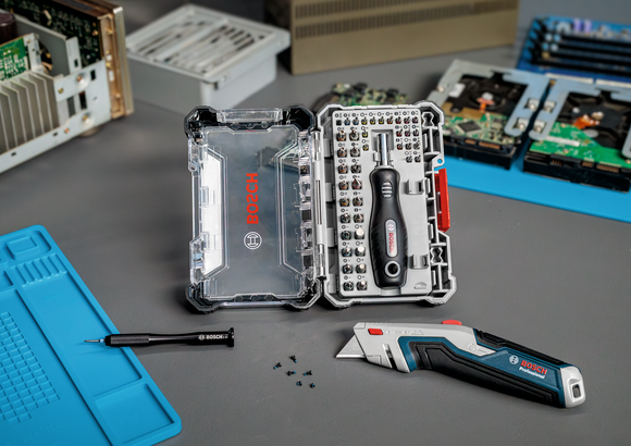 Coffret d'embouts de tournevis Bosch avec cliquet et couteau utilitaire.