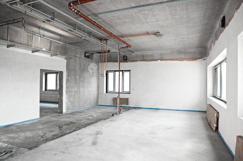 Habitación interior vacía sin terminar.