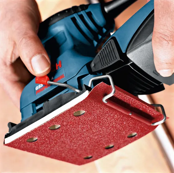 Lijadora orbital Bosch GSS 140 A con accesorio de lija.