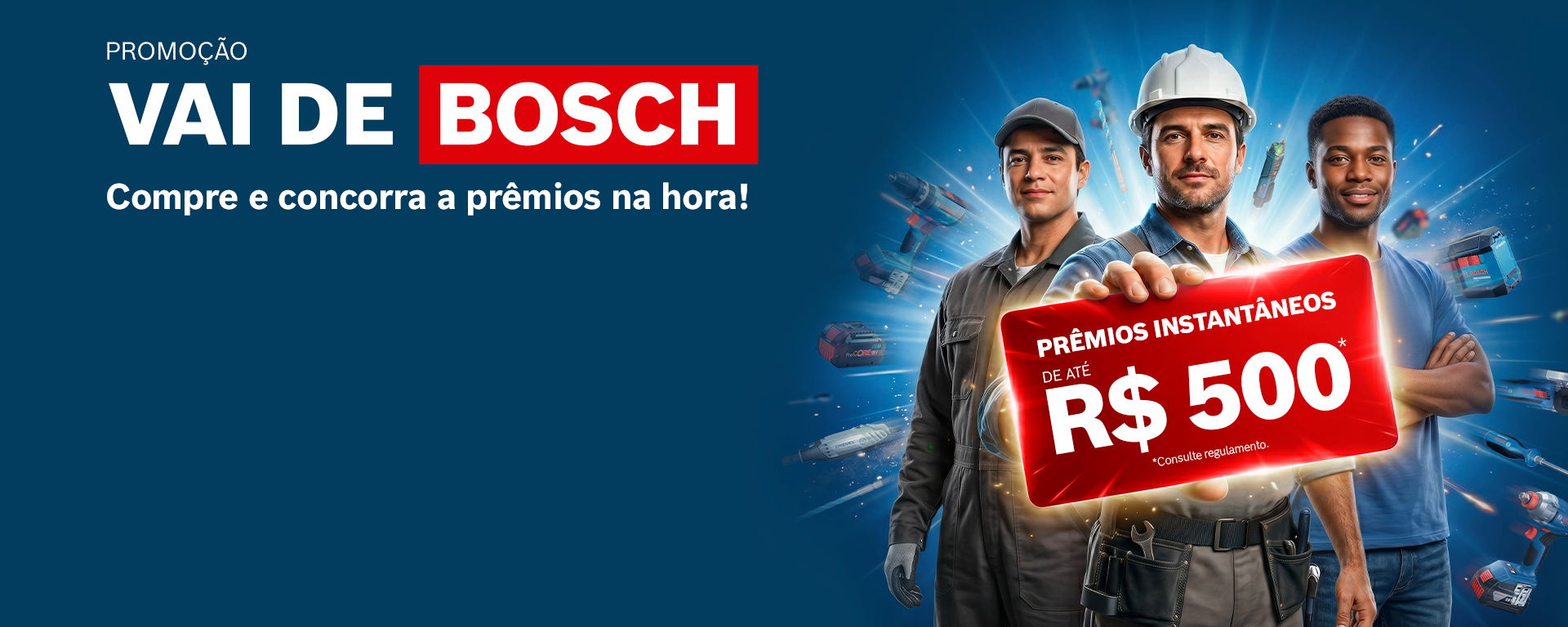 Três homens em roupas de trabalho estão juntos, sorrindo. Eles seguram um grande cartaz vermelho promovendo ferramentas e prêmios da Bosch.