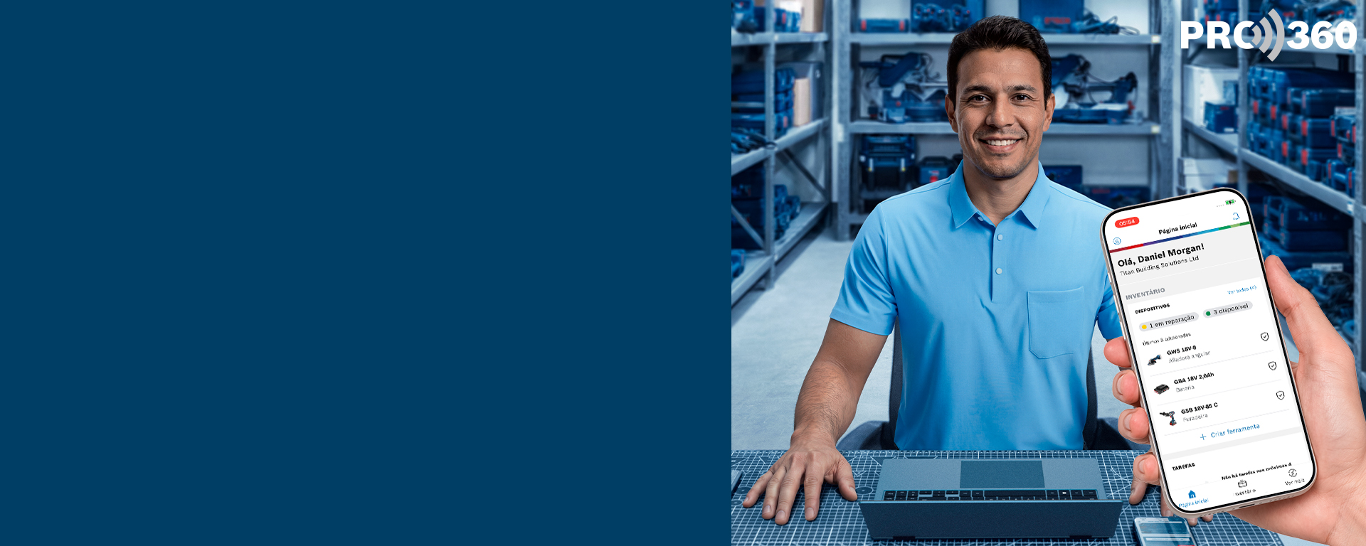 Um homem sorridente em uma camisa polo azul está sentado em uma bancada de trabalho, segurando um smartphone que exibe um aplicativo. Atrás dele, prateleiras cheias de ferramentas Bosch são visíveis, criando uma atmosfera de espaço de trabalho profissional.