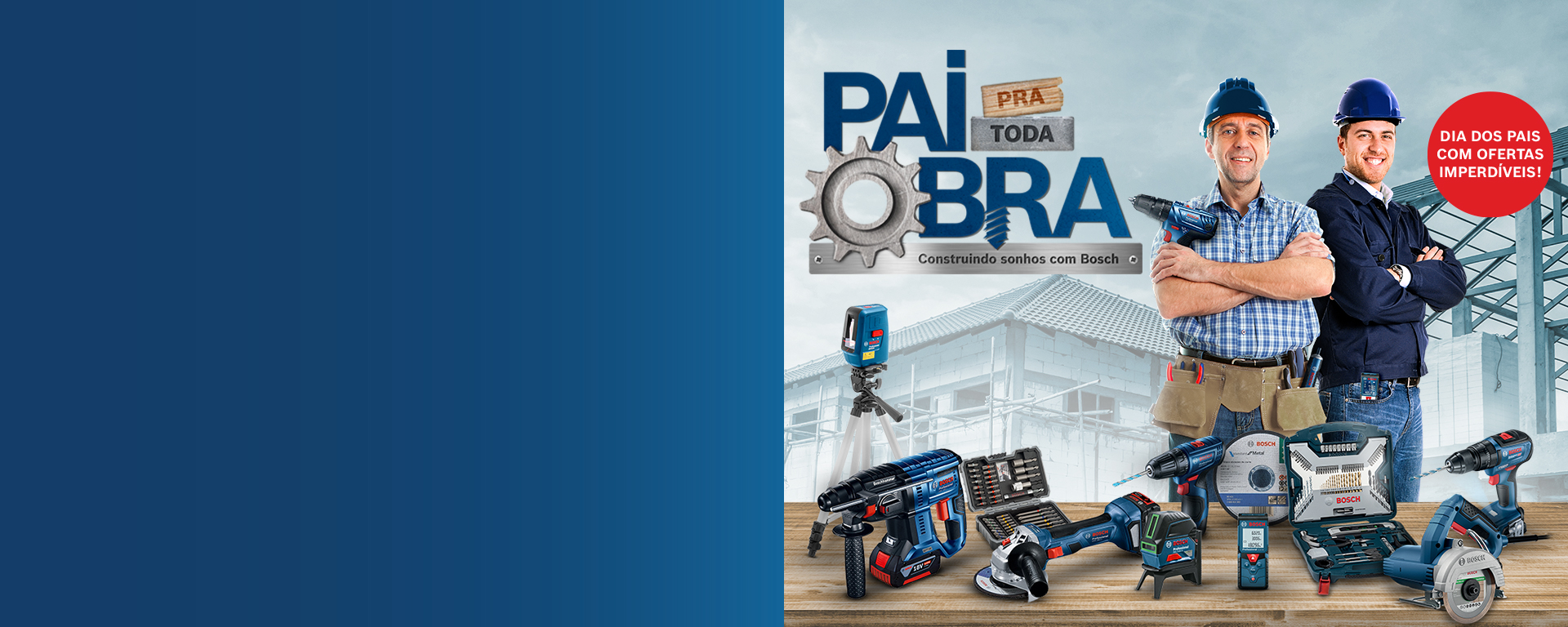 Dois homens com capacetes de segurança estão com ferramentas Bosch em uma mesa de madeira.