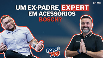 Dois homens em roupas casuais discutem acessórios Bosch em um fundo colorido.