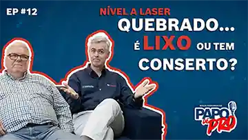 Dois homens discutindo em frente a um fundo azul com texto.