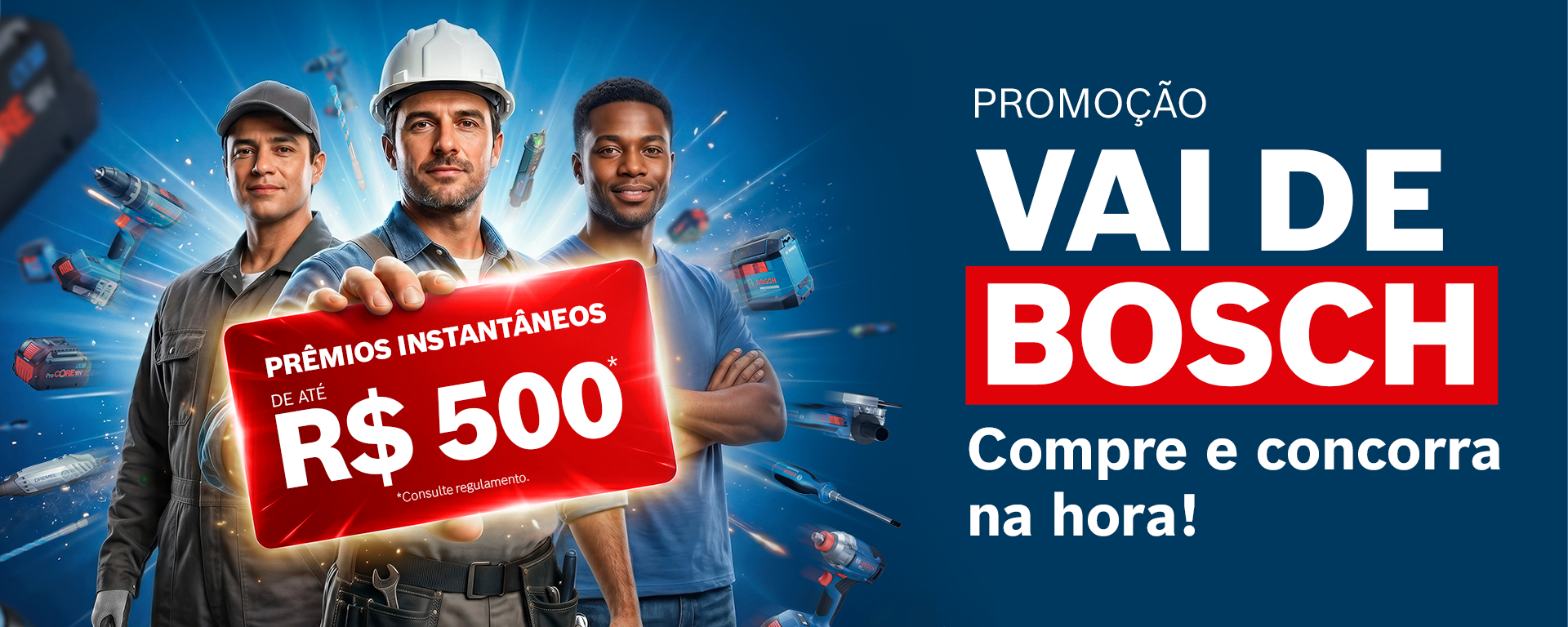 Três homens posam juntos, sorrindo. O homem central usa um capacete e segura uma placa vermelha com a inscrição R$500. Ferramentas flutuam ao redor deles, com um fundo azul e texto promocional da Bosch.