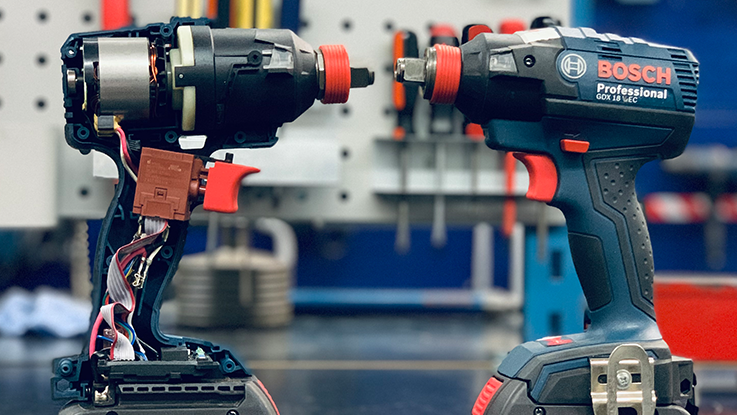 Furadeira profissional Bosch em uma bancada de trabalho, mostrando seus componentes internos.