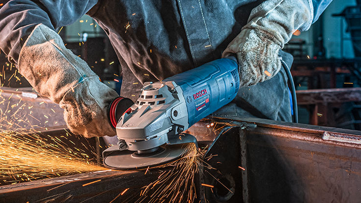 Uma esmerilhadeira angular Bosch Professional cria faíscas ao cortar metal.