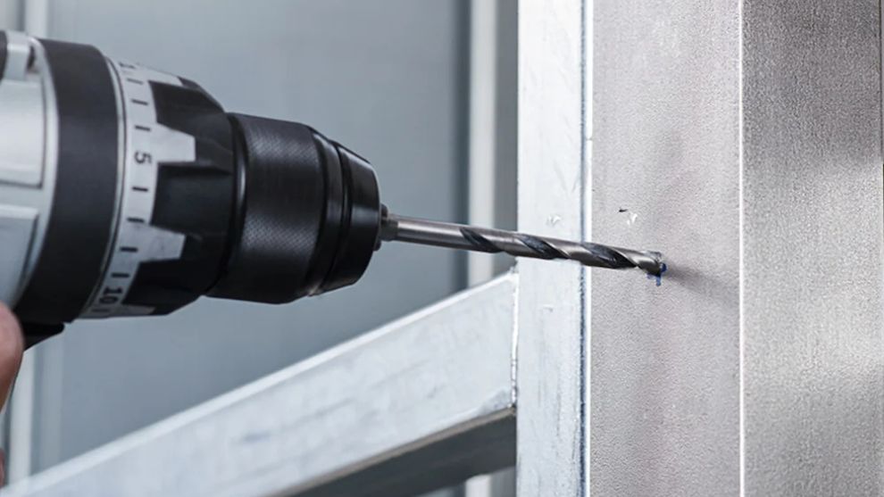 Uma furadeira Bosch Professional está perfurando uma superfície metálica.