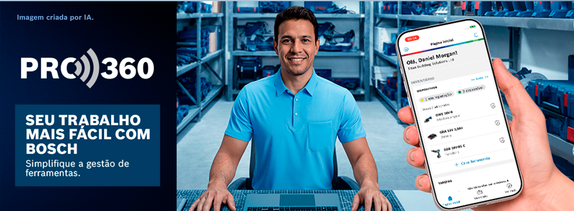 Um homem sorridente em uma camisa azul clara está sentado em uma mesa, segurando um smartphone exibindo um aplicativo da Bosch. Atrás dele, há prateleiras cheias de ferramentas Bosch. O ambiente é claro e profissional, transmitindo uma atmosfera de ajuda.