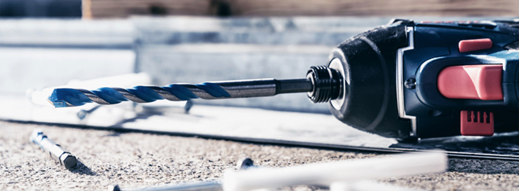 Uma furadeira Bosch Professional com uma broca azul em uma superfície de trabalho.