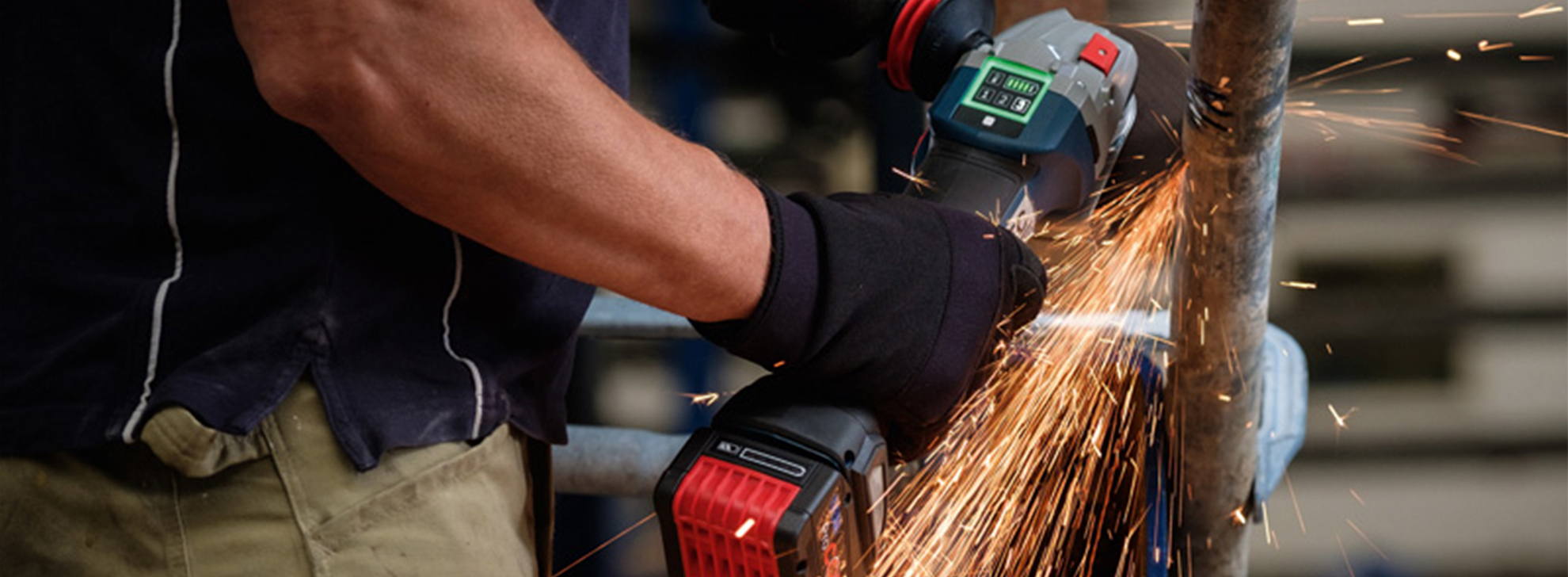 Uma pessoa usa um moedor Bosch Professional, criando faíscas no metal.