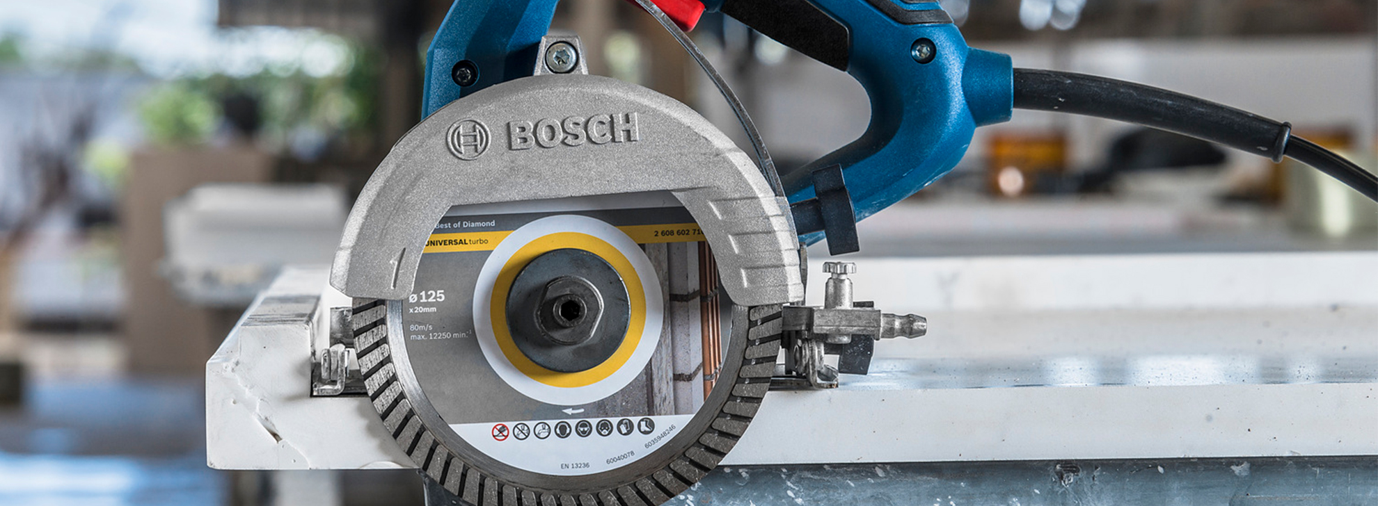 Uma serra circular Bosch Professional repousa em uma bancada de trabalho, pronta para uso.