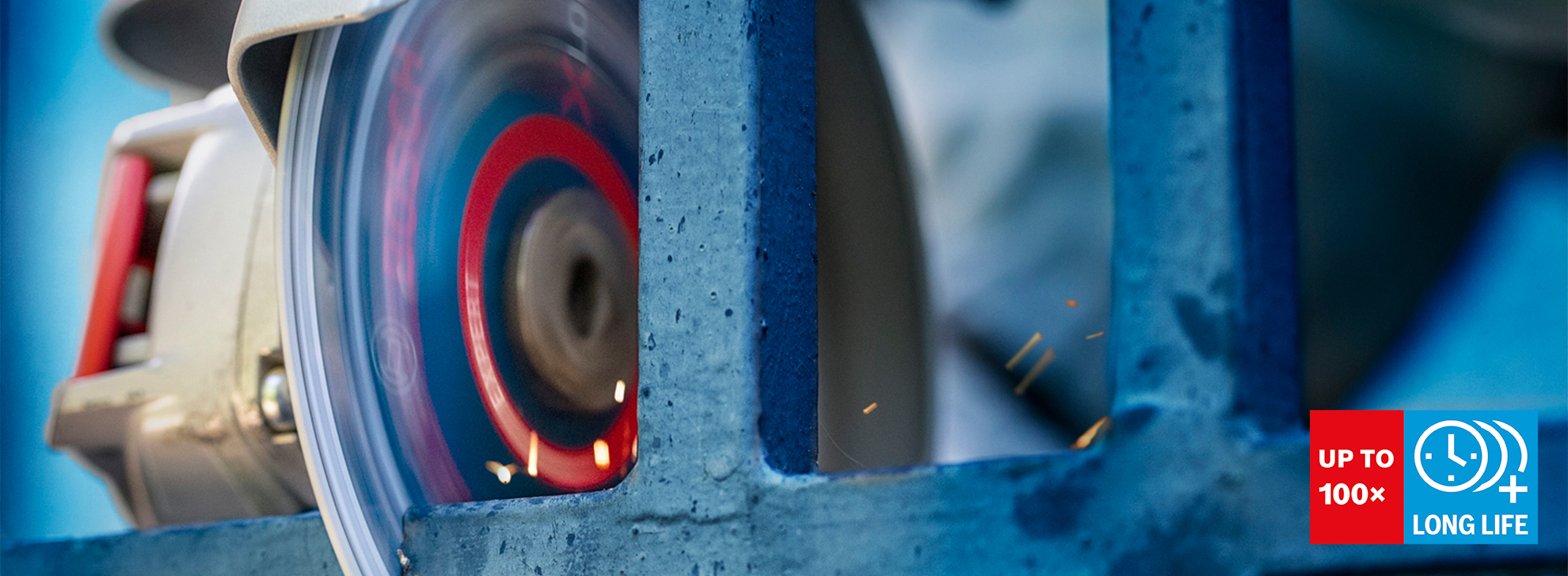 Uma ferramenta profissional Bosch cortando metal, faíscas voando, fundo azul.