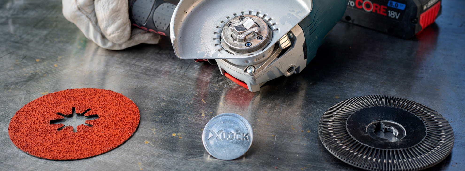 Uma esmerilhadeira angular Bosch Professional com discos sobre uma superfície metálica.