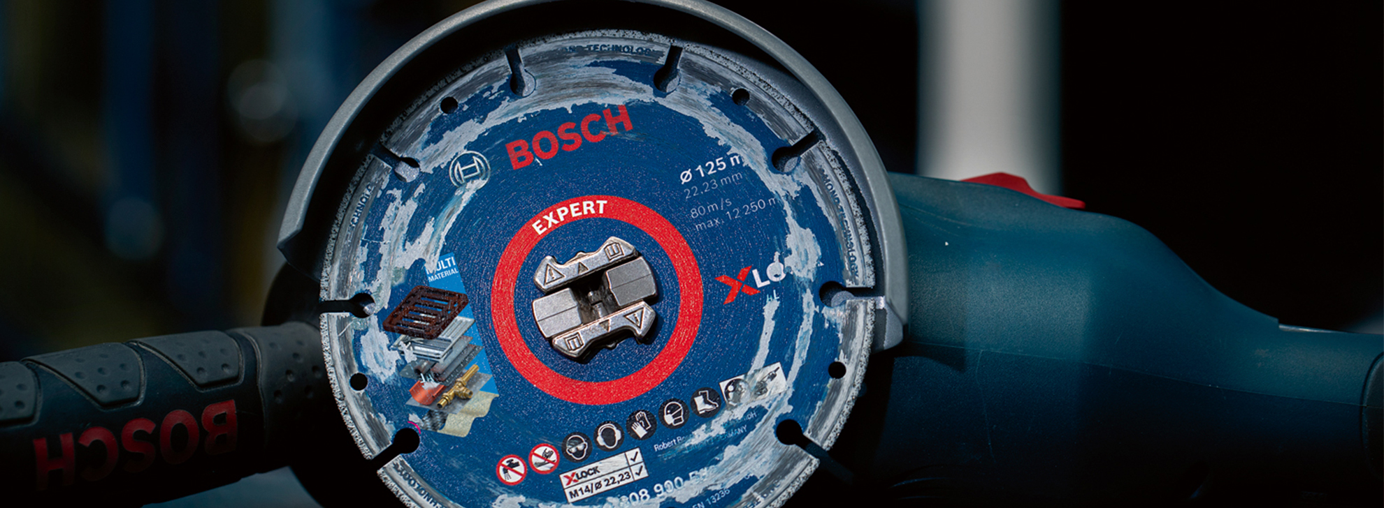 Uma lâmina de serra circular Bosch Expert com design azul e vermelho, repousando sobre uma superfície.