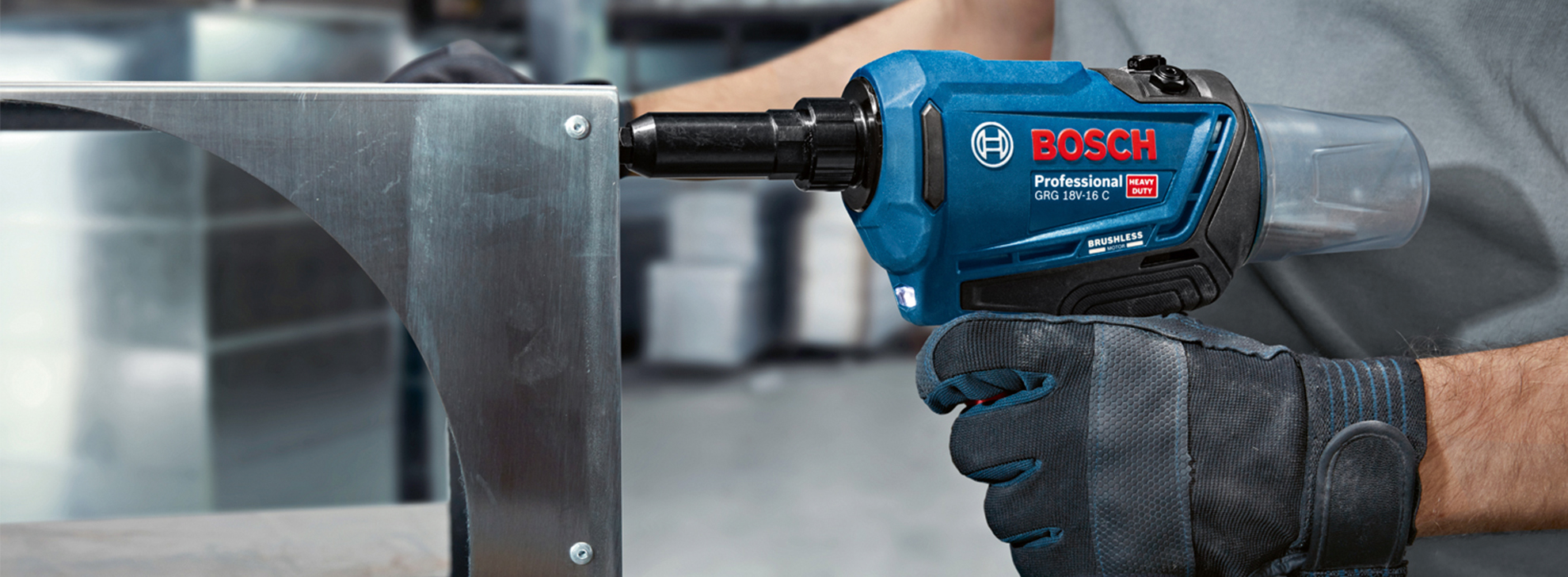Uma ferramenta sem fio Bosch Professional é utilizada em uma superfície metálica.
