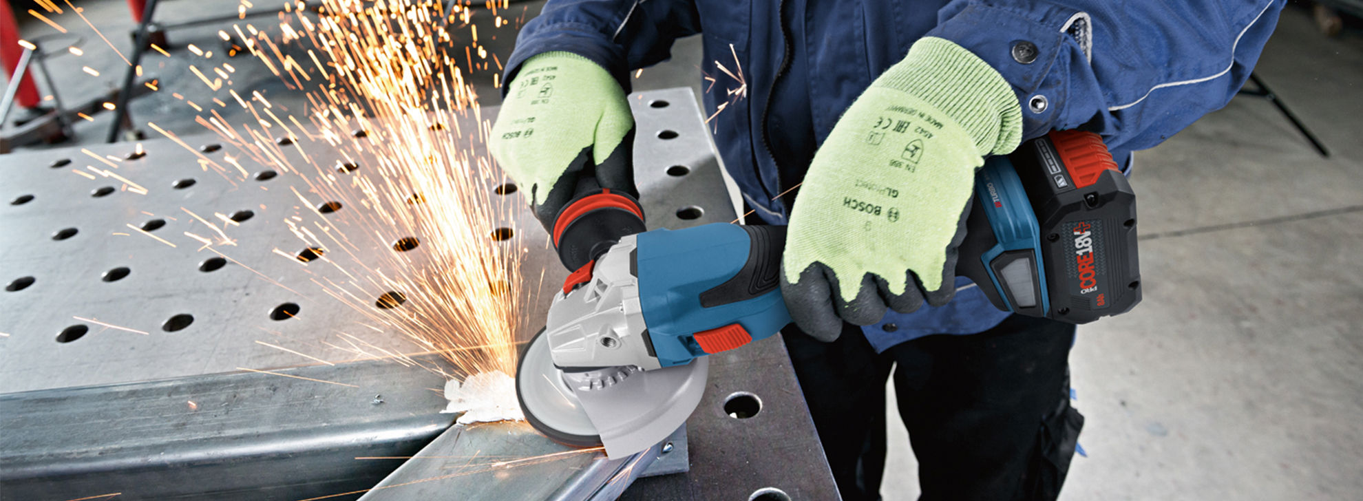 Uma pessoa usa uma esmerilhadeira angular Bosch Professional, criando faíscas.