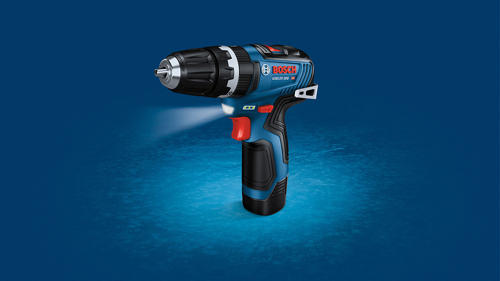 Uma furadeira sem fio Bosch Professional azul em um fundo azul em gradiente.