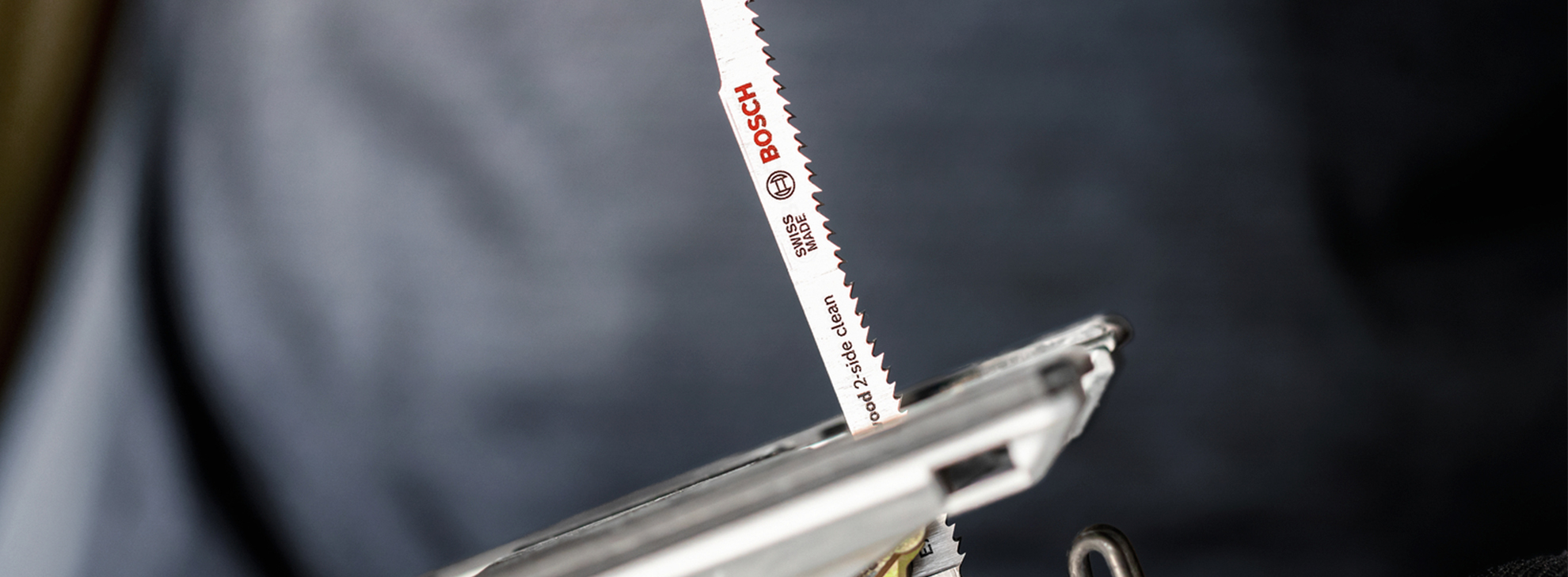 Uma lâmina de serra Bosch Professional está inserida em uma ferramenta, pronta para uso.