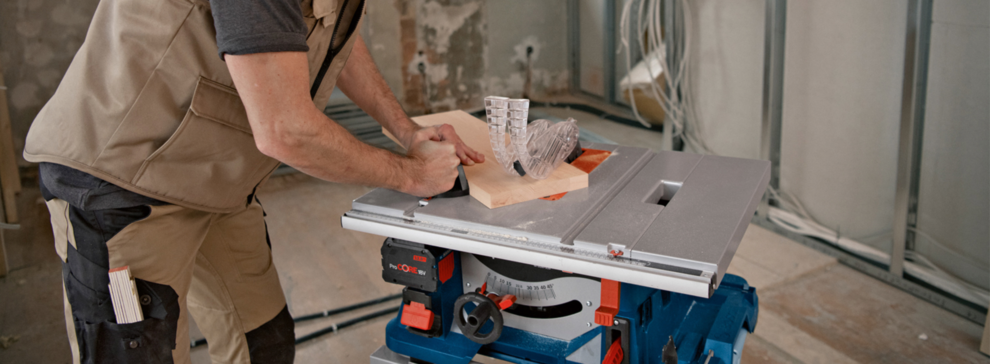Um trabalhador utiliza uma serra de bancada Bosch Professional em uma superfície de madeira.