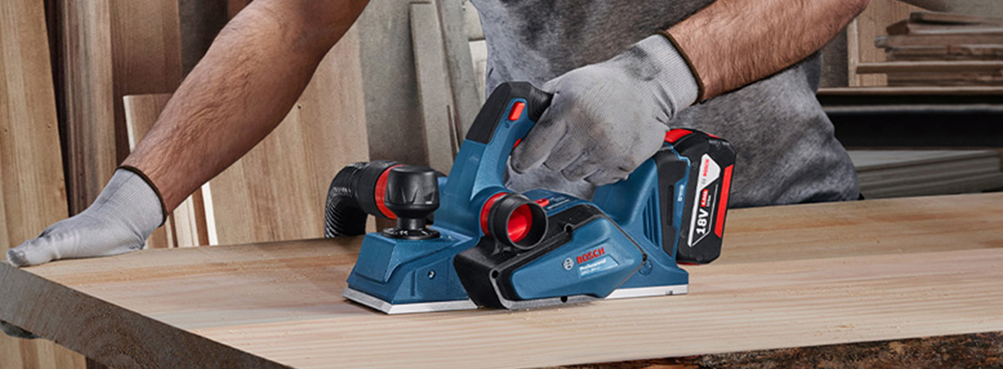 Um plano elétrico Bosch Professional é usado em uma tábua de madeira.