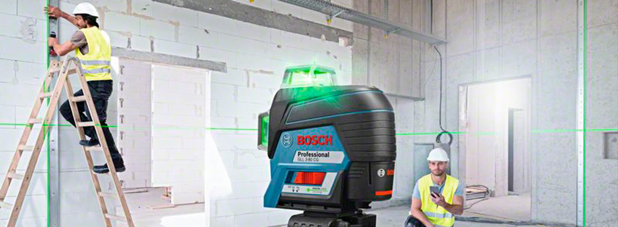 Um nível a laser Bosch Professional está montado em uma área de construção.