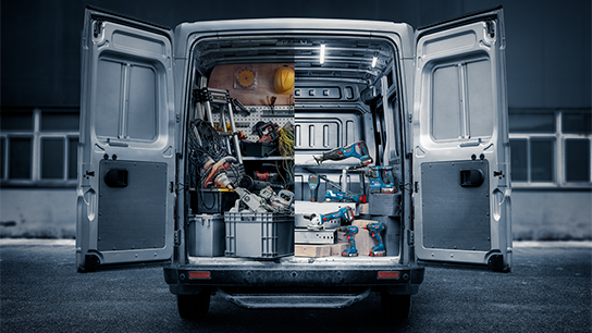 As portas abertas de uma van cinza revelam ferramentas e equipamentos Bosch organizados dentro.