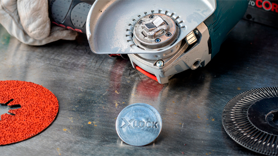 Uma esmerilhadeira angular Bosch Professional com disco X-Lock em uma superfície metálica.