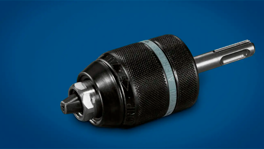 Um mandril preto Bosch Professional sobre um fundo azul, destacando seu design.