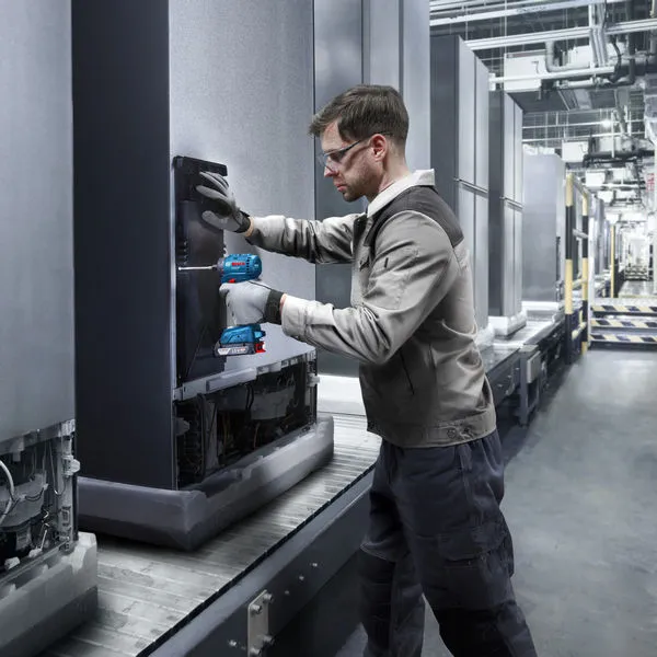 Bosch ISR 18V-30 PHX, parafusadeira de impacto sem fio em uso.