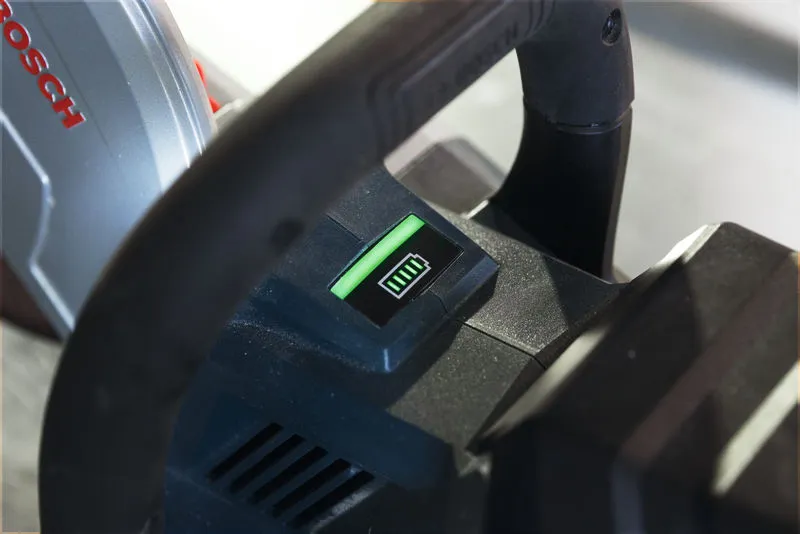 Moedor sem fio mostrando um indicador de bateria totalmente carregada no visor.